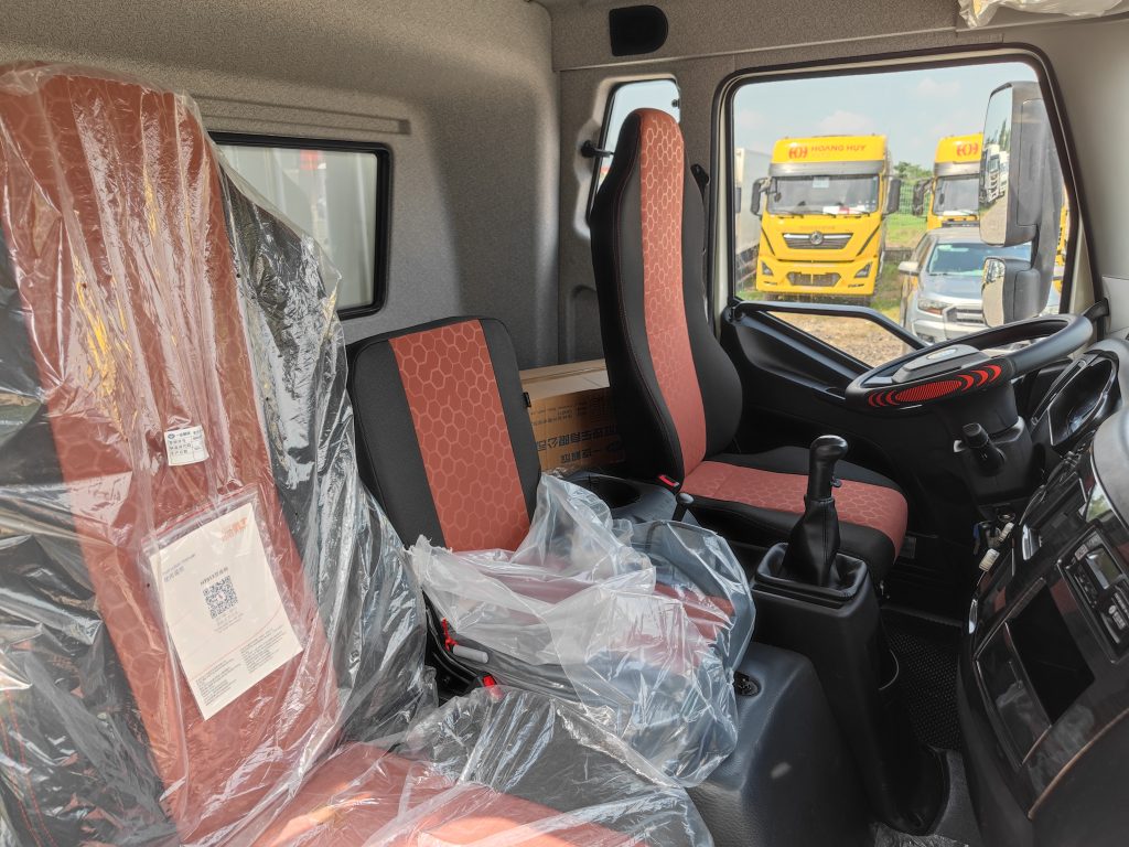 khong-gian-cabin-xe-tai-faw-j6l-thung-bat