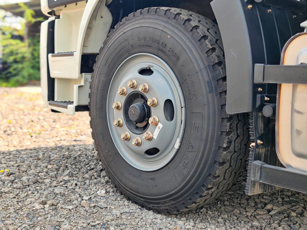 lop-xe-tai-faw-j6l-thung-bat