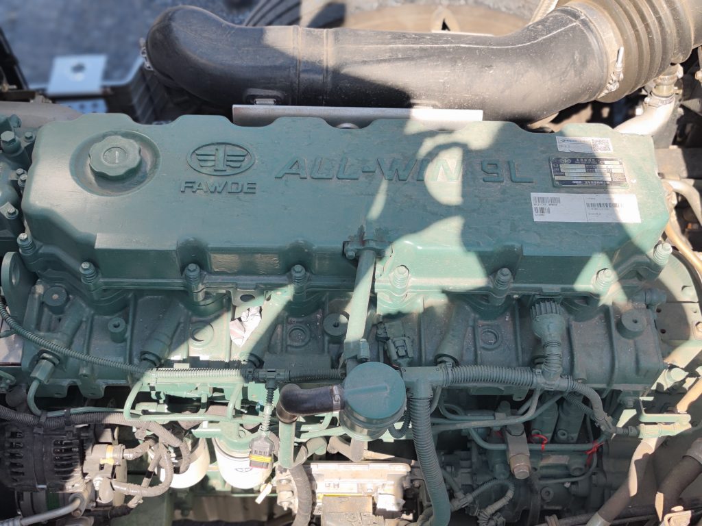 dong-co-xe-tai-faw-j6l-thung-bat