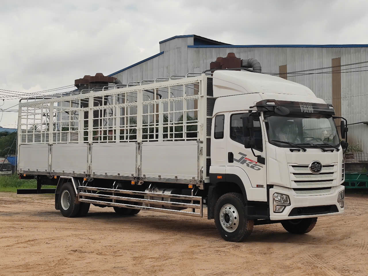 XE TẢI FAW JK6 220HP – THÙNG BẠT NHÔM 9.9M — ảnh 2